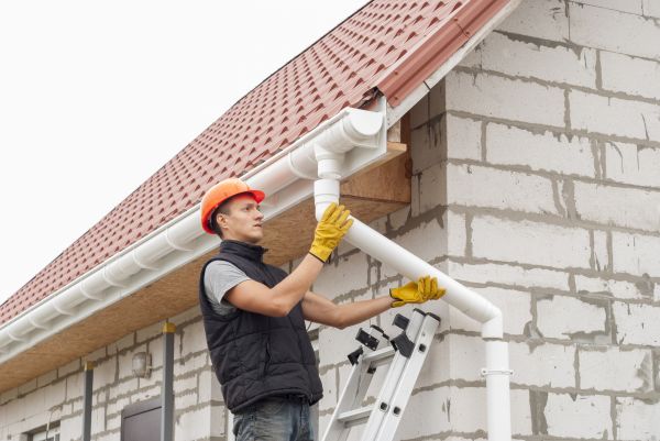 Cost of Gutter Downspout Unclogging in Winchester
